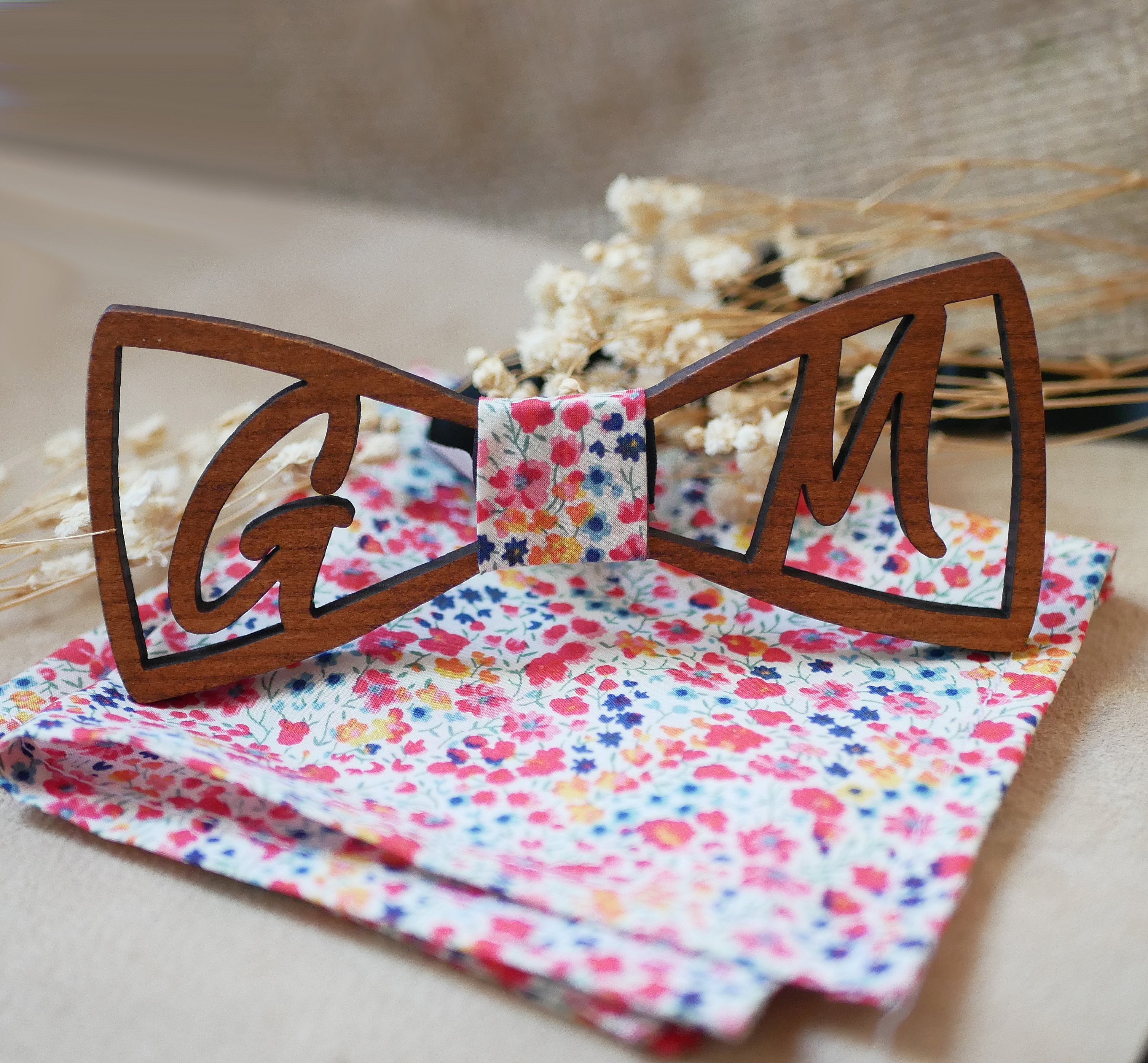 Nœud papillon en bois personnalisé avec tissu floral coloré.