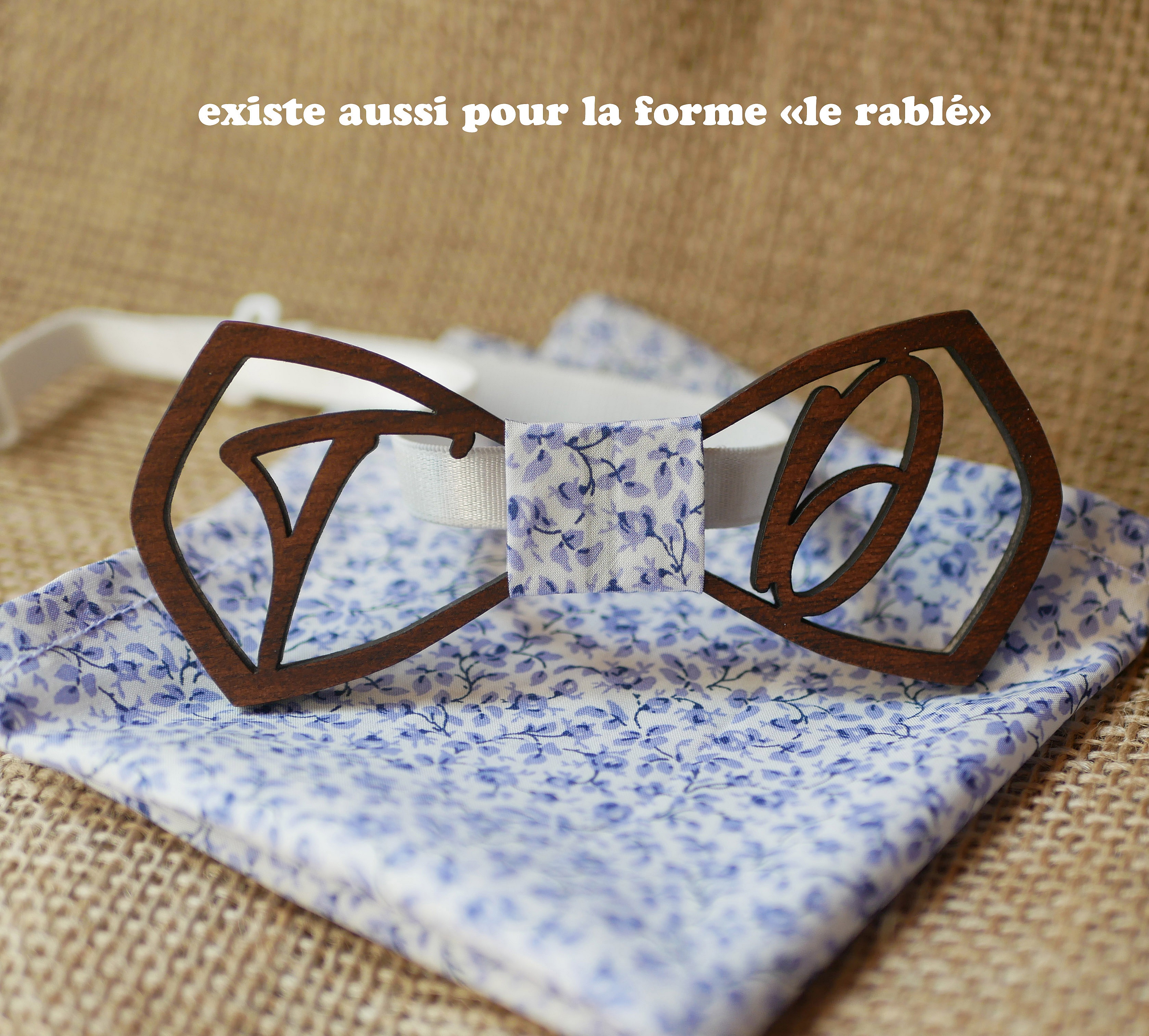 Nœud papillon en bois personnalisé avec tissu floral bleu.