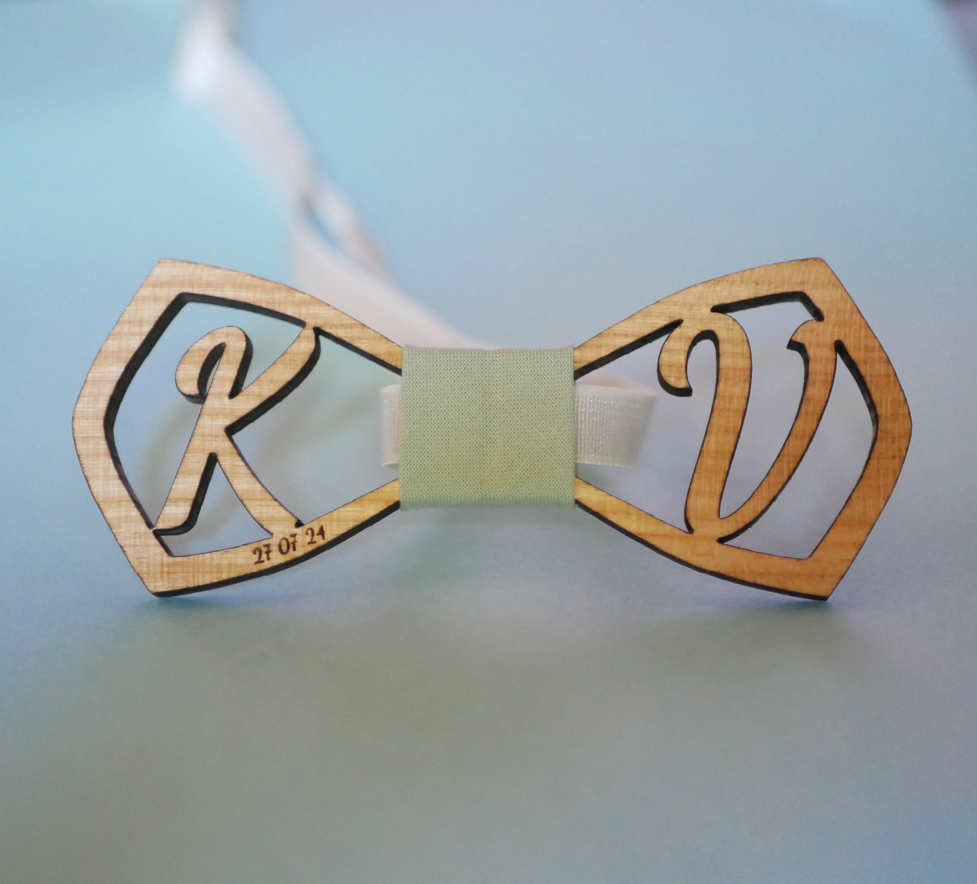 Wooden bow tie "le rabl&eacute;" personalized with 2 openwork initials