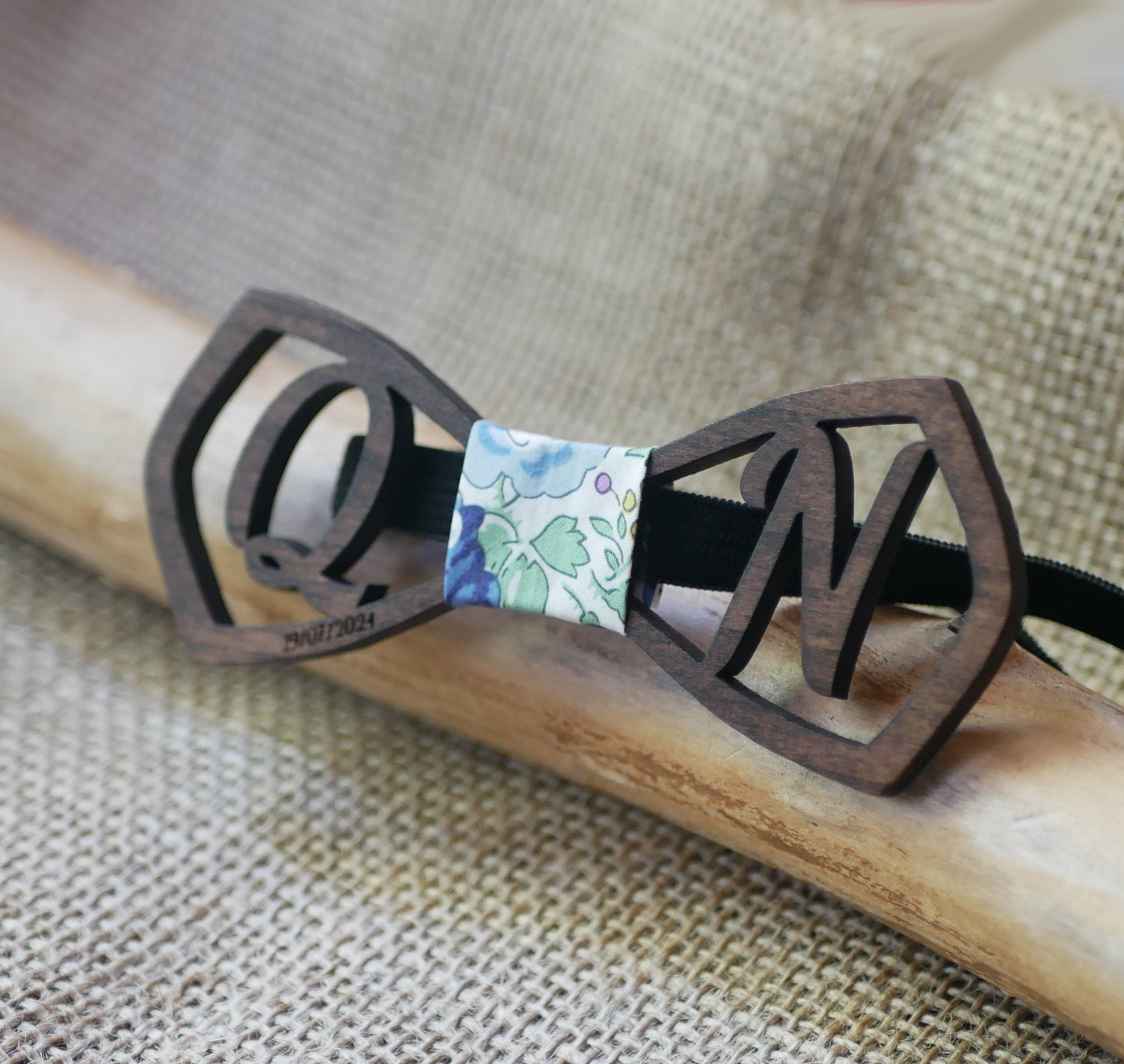 Wooden bow tie "le rabl&eacute;" personalized with 2 openwork initials