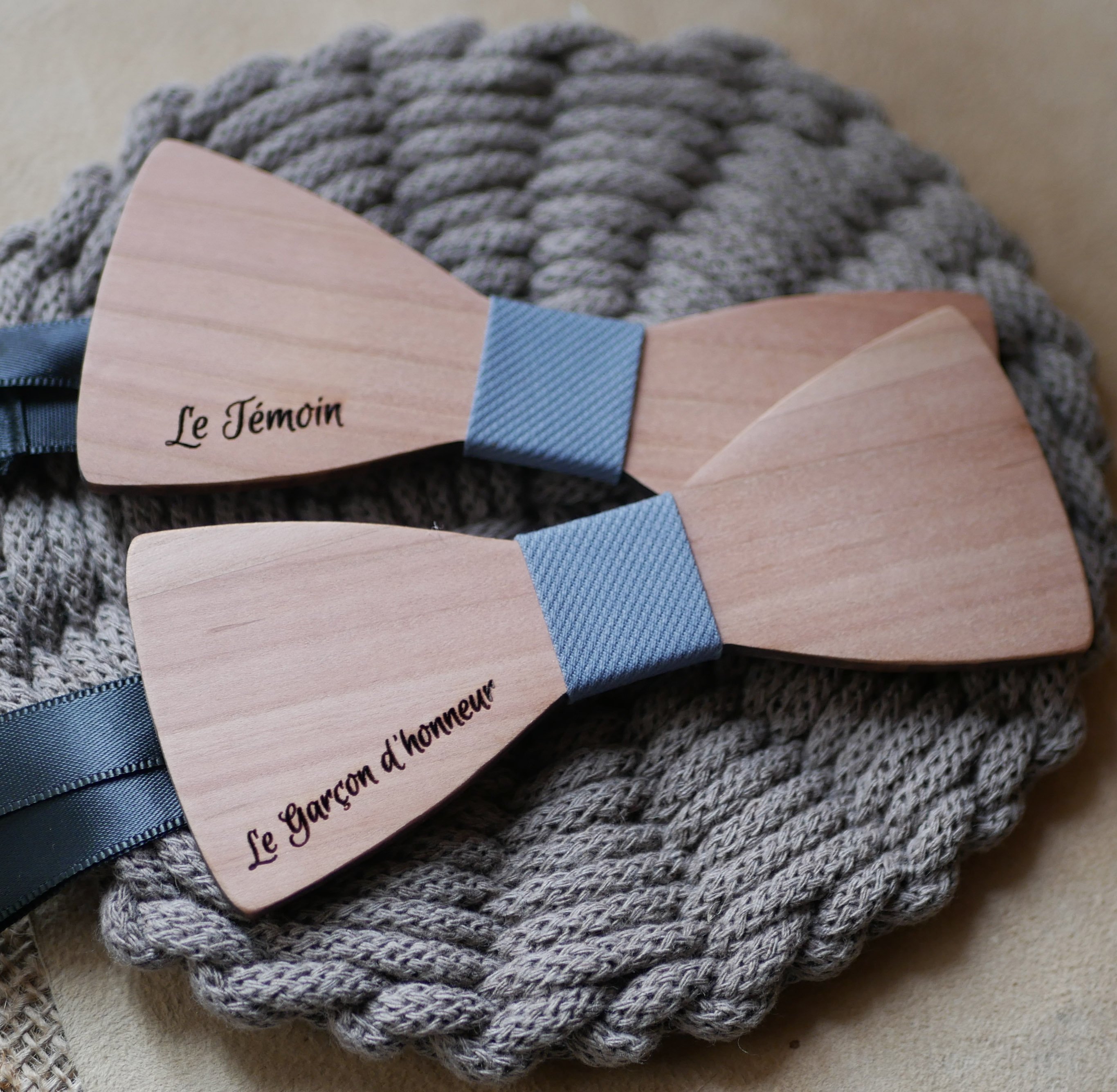 Bow tie with straight edges in natural French wood to be personalized by engraving made in France