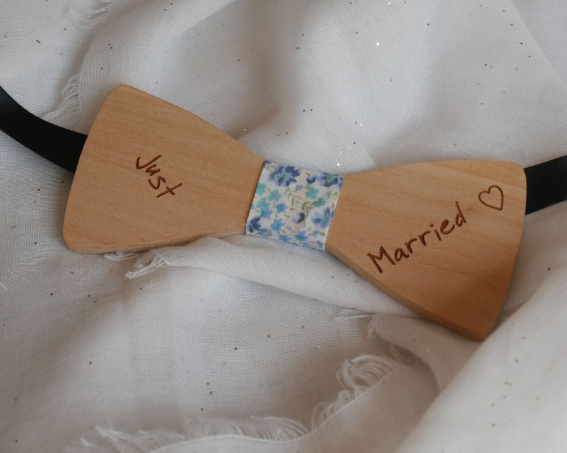 Bow tie with straight edges in natural French wood to be personalized by engraving made in France