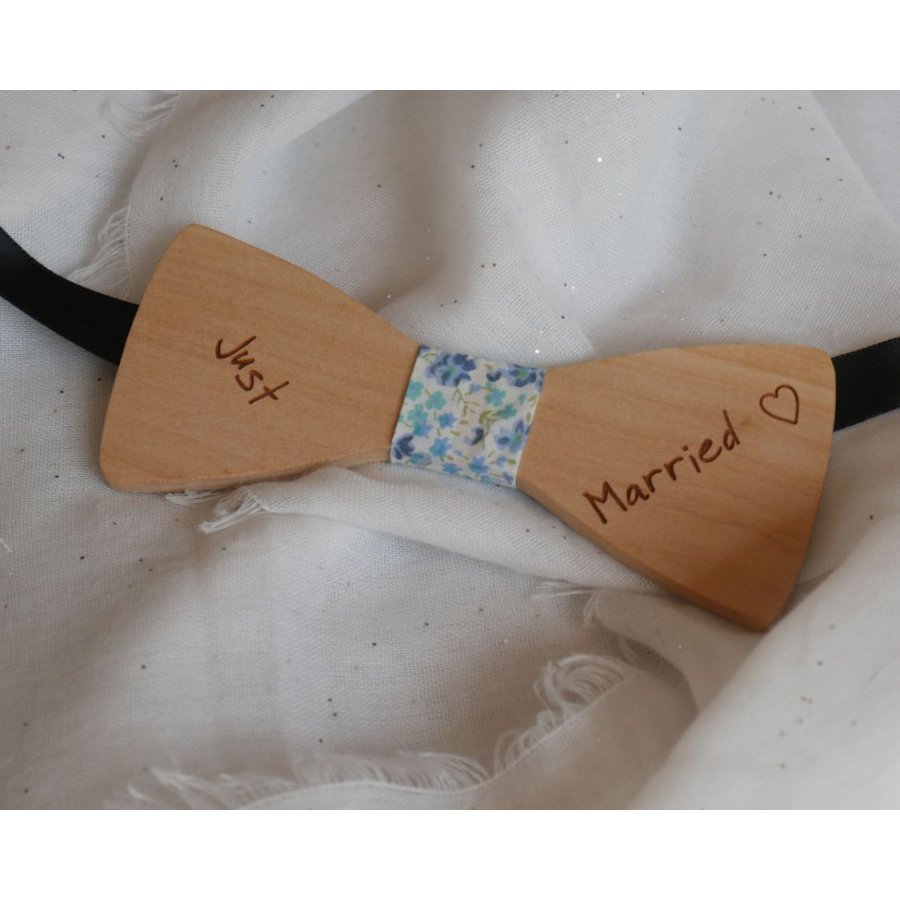 Bow tie with straight edges in natural French wood to be personalized by engraving made in France