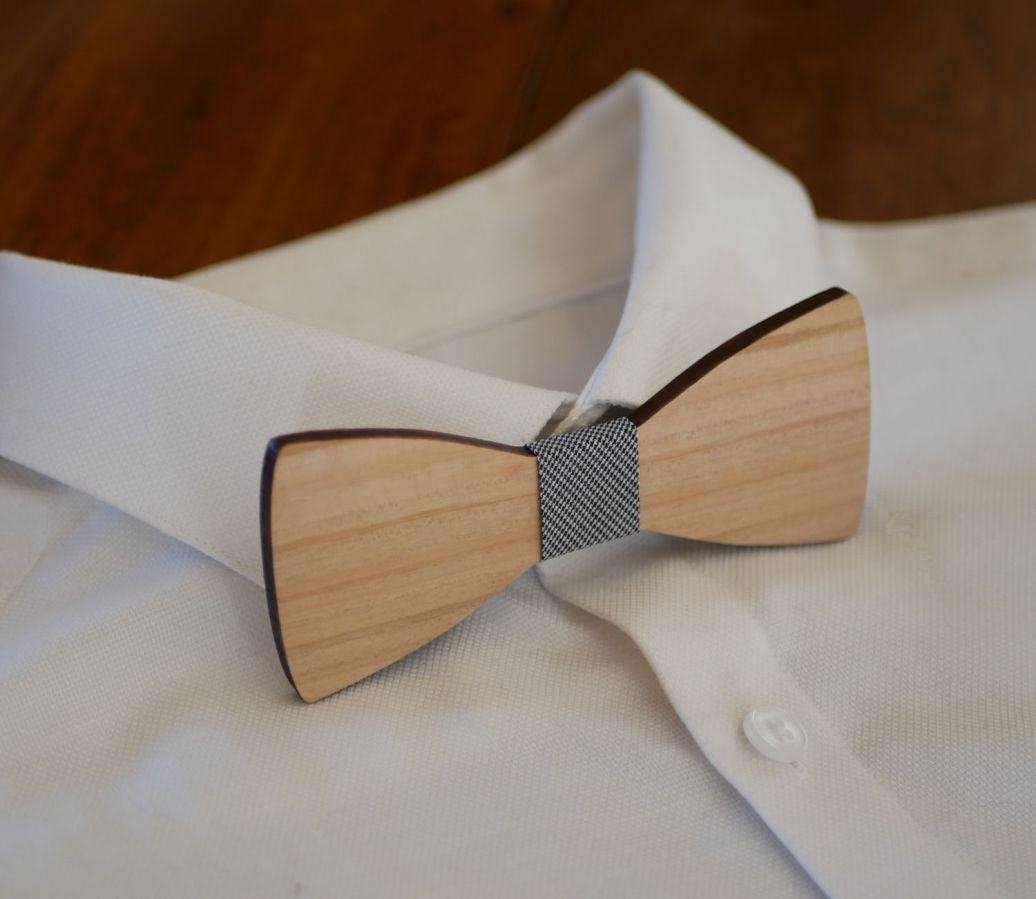 Bow tie with straight edges in natural French wood to be personalized by engraving made in France