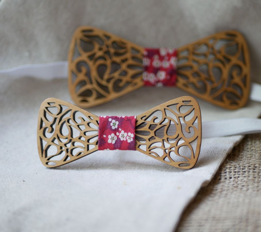 Children's wooden bow tie with openwork arasbesques