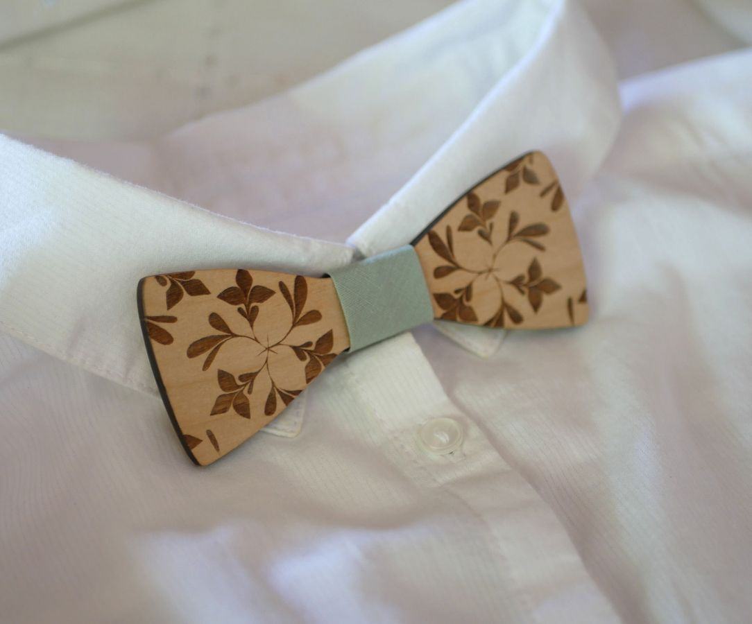 Wooden bow tie for children engraved with flowers to be personalized with the men's model