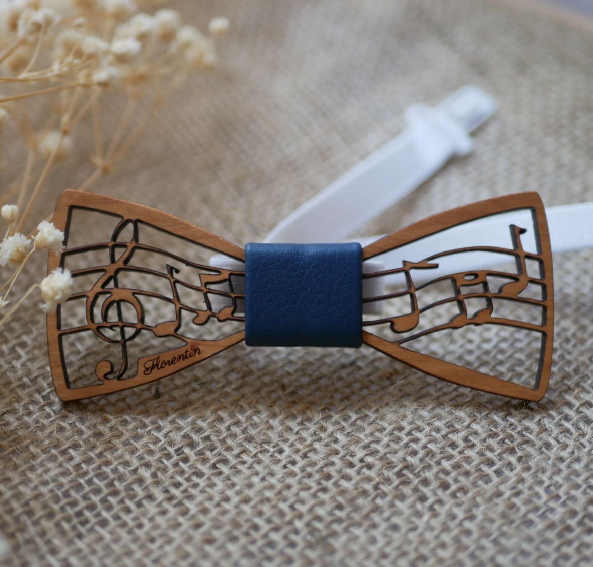 Wooden bow tie for children with music theme, with score and treble clef, customizable