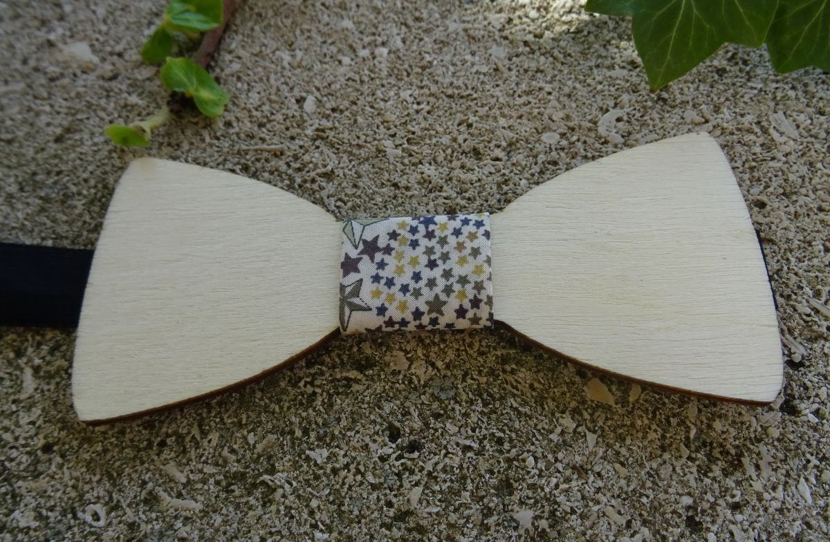 Poplar wood bow tie for children to personalize