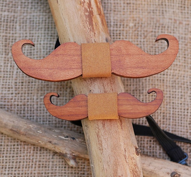 Noeuds papillon moustache en bois personnalisables fabriqués en France.