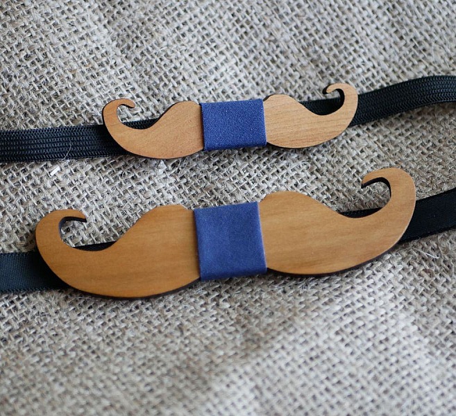 Noeuds papillon moustache en bois personnalisables fabriqués en France.