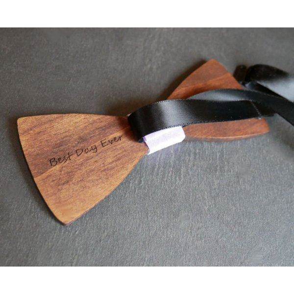 Bow tie in walnut with small engraved flowers
