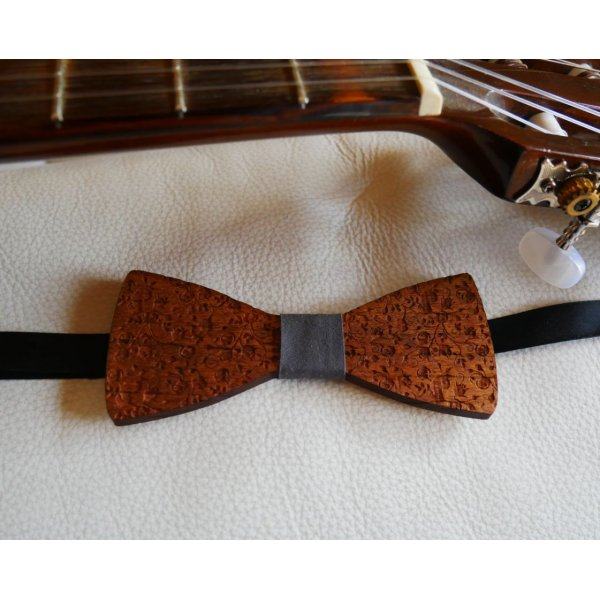 Bow tie in walnut with small engraved flowers