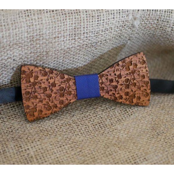 Bow tie in walnut with small engraved flowers