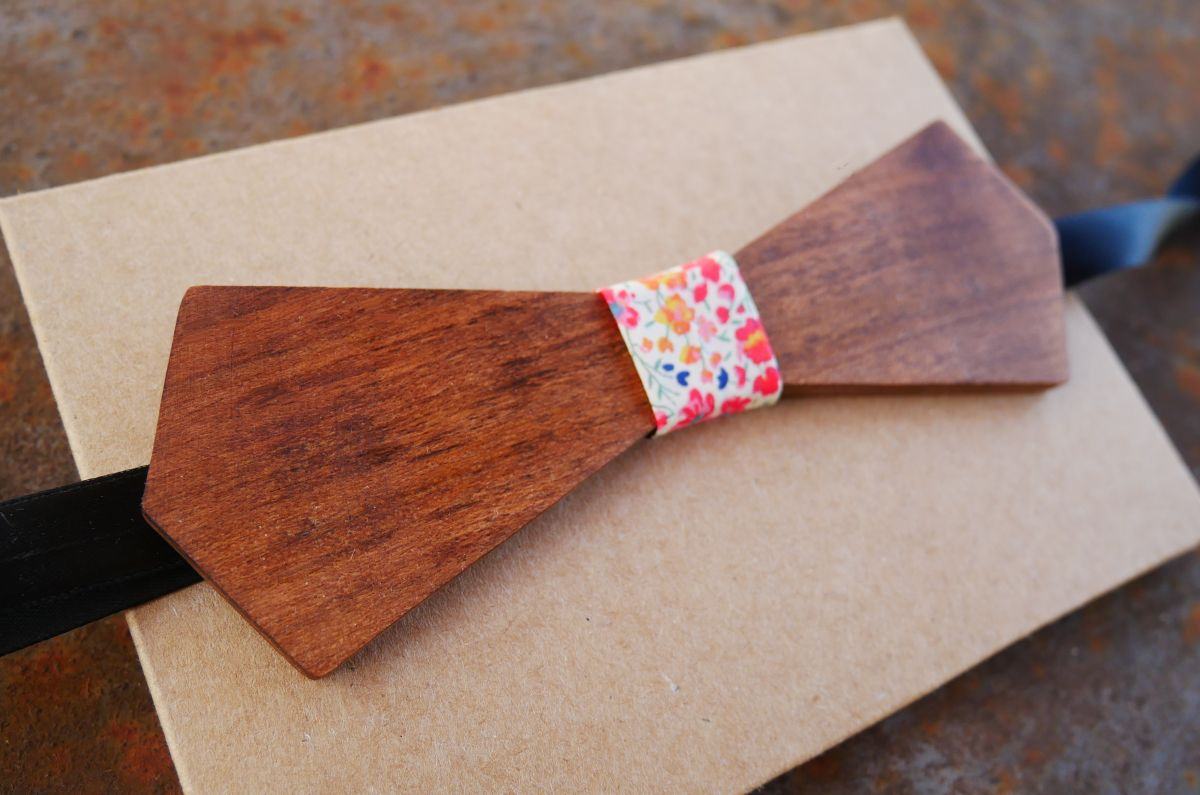 Long pointed bow tie in walnut to be personalized Gift for men