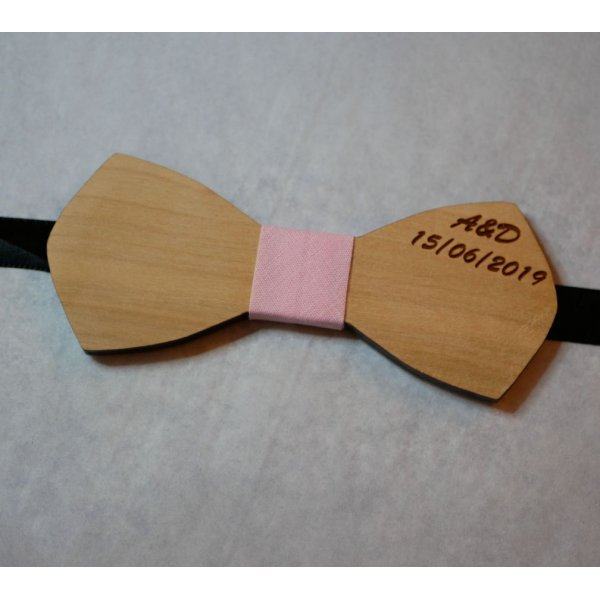 Natural wood bow tie to be personalized by engraving "le rabl&eacute;  