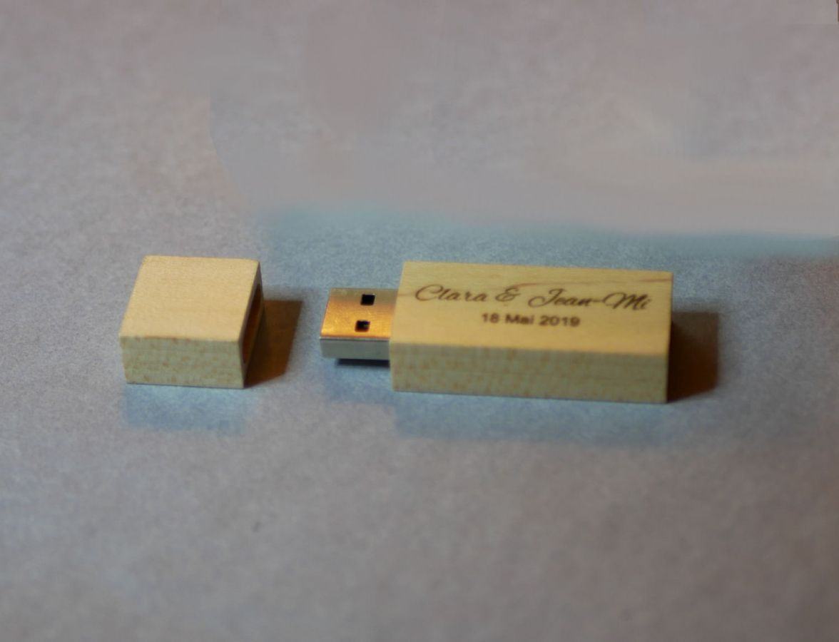 Small engraved light wood USB key to personalize 32GB 2.0