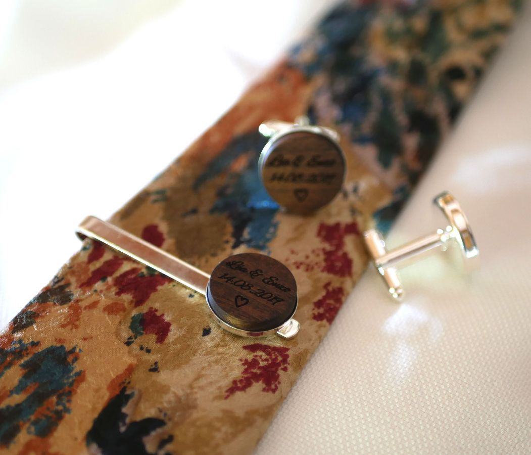 Tie clip with wood cabochon personalized by engraving