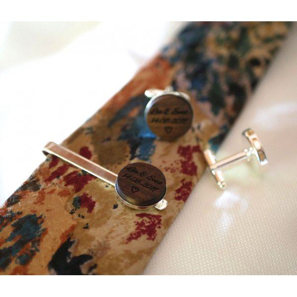 Tie clip with wood cabochon personalized by engraving