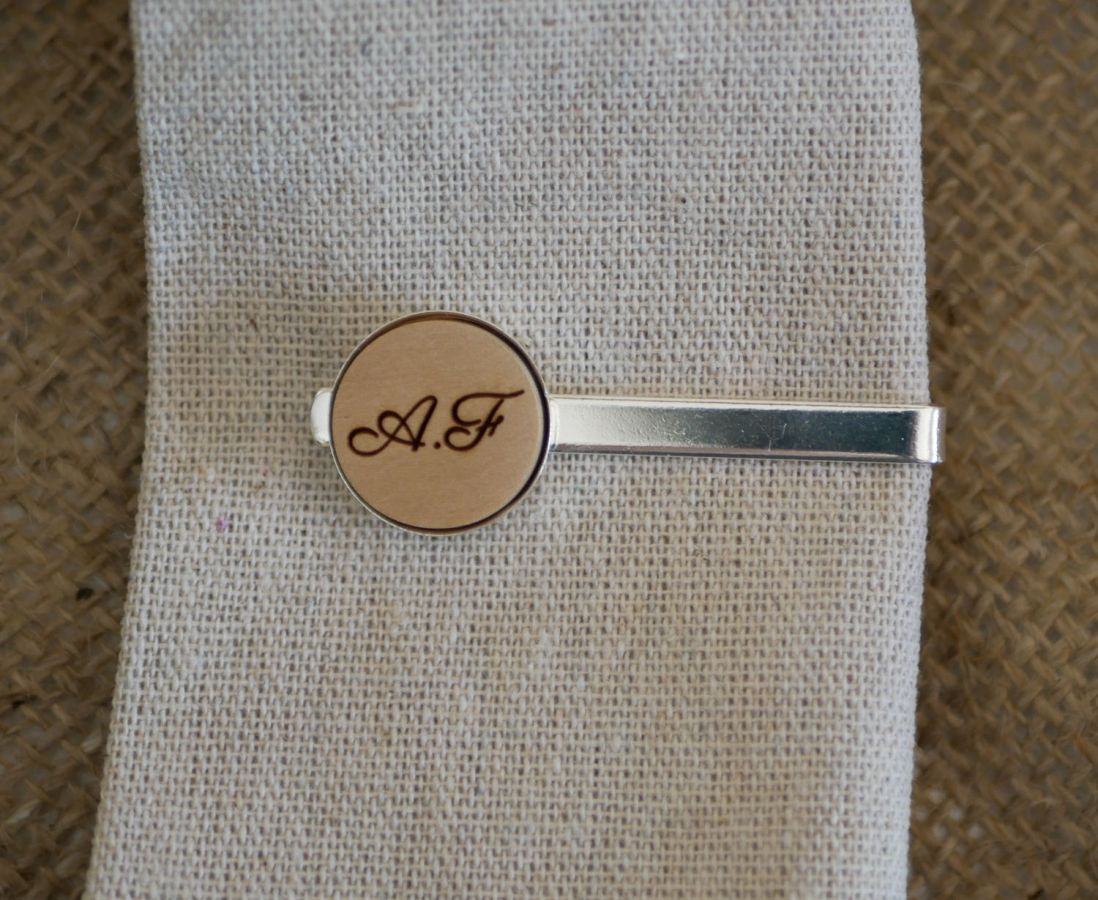 Tie clip with wood cabochon personalized by engraving