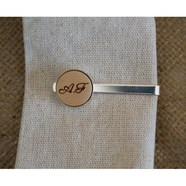 Tie clip with wood cabochon personalized by engraving