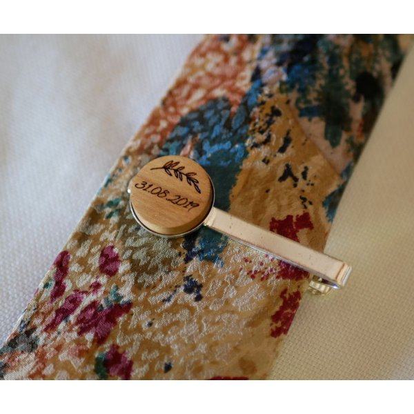 Tie clip with wood cabochon personalized by engraving