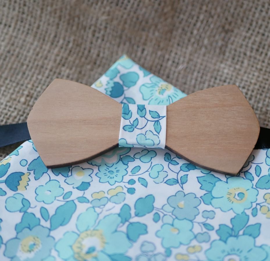 Liberty Betsy Mint Green Wooden Bow Tie Pouch