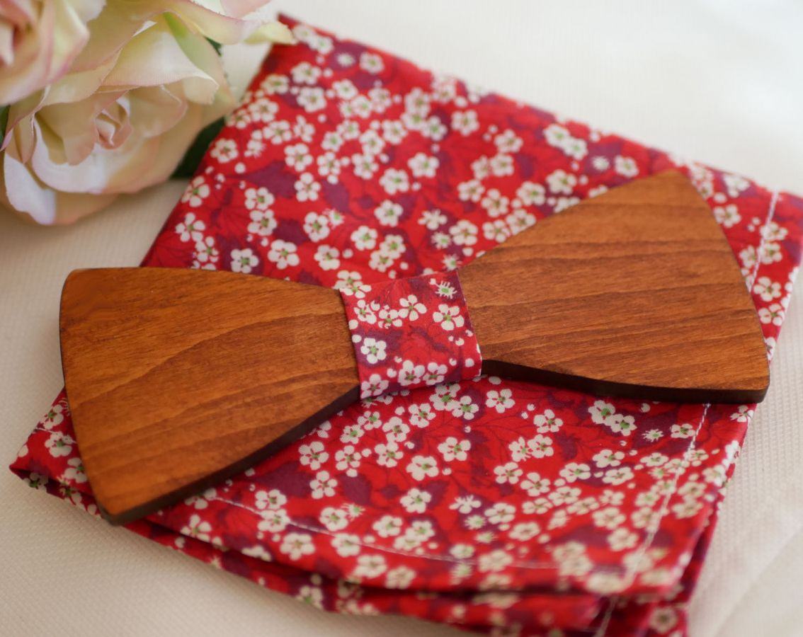 Wooden bow tie and red Liberty suit pocket 