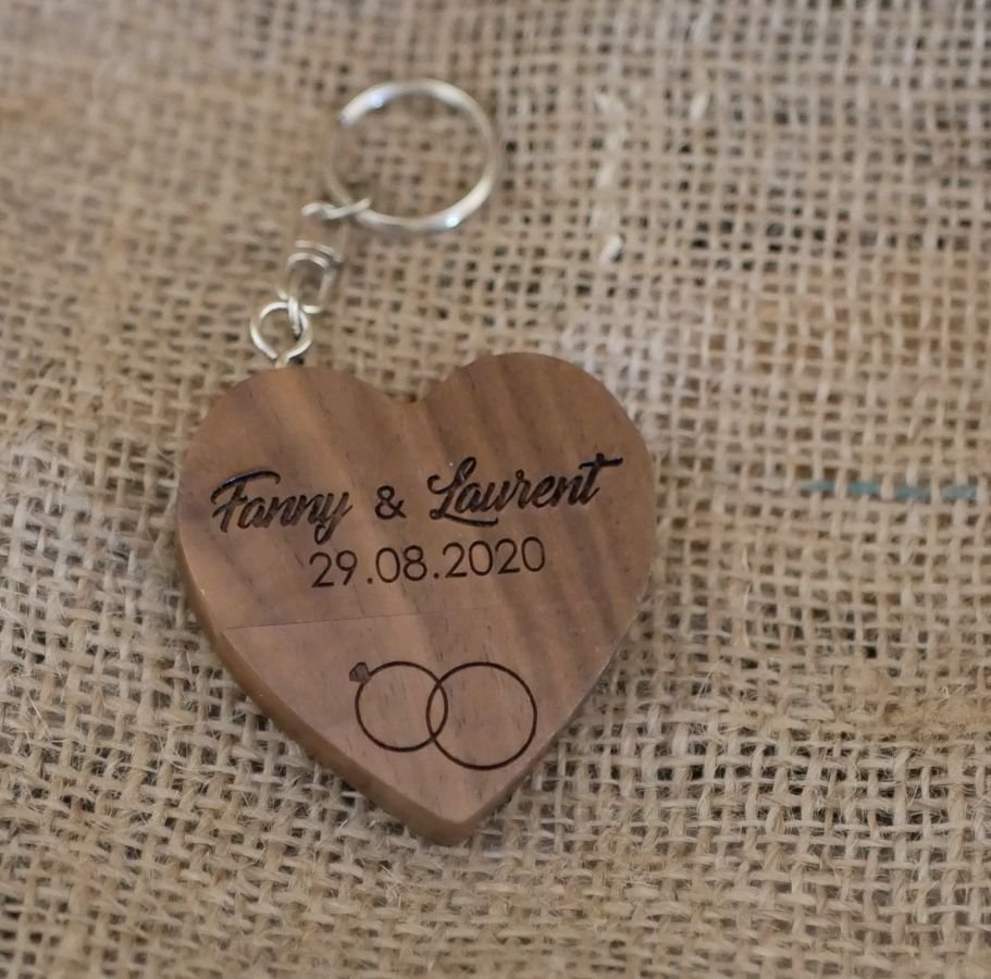 Heart-shaped USB key ring in dark wood to personalize by engraving