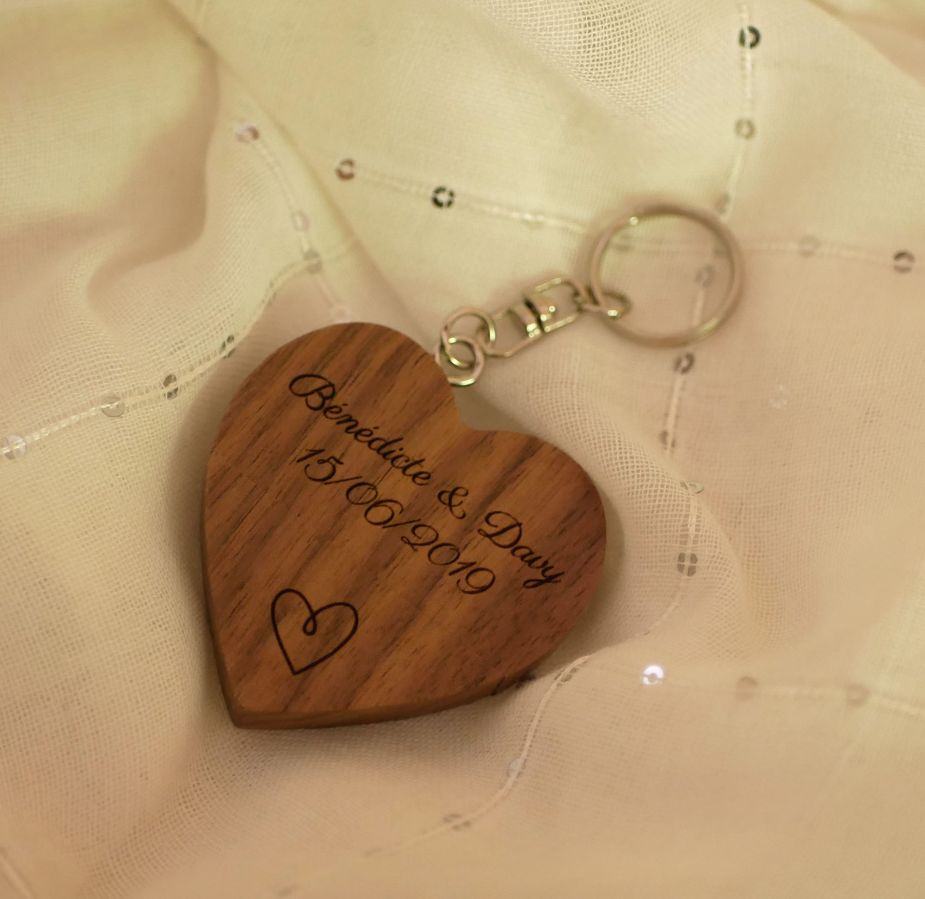 Heart-shaped USB key ring in dark wood to personalize by engraving