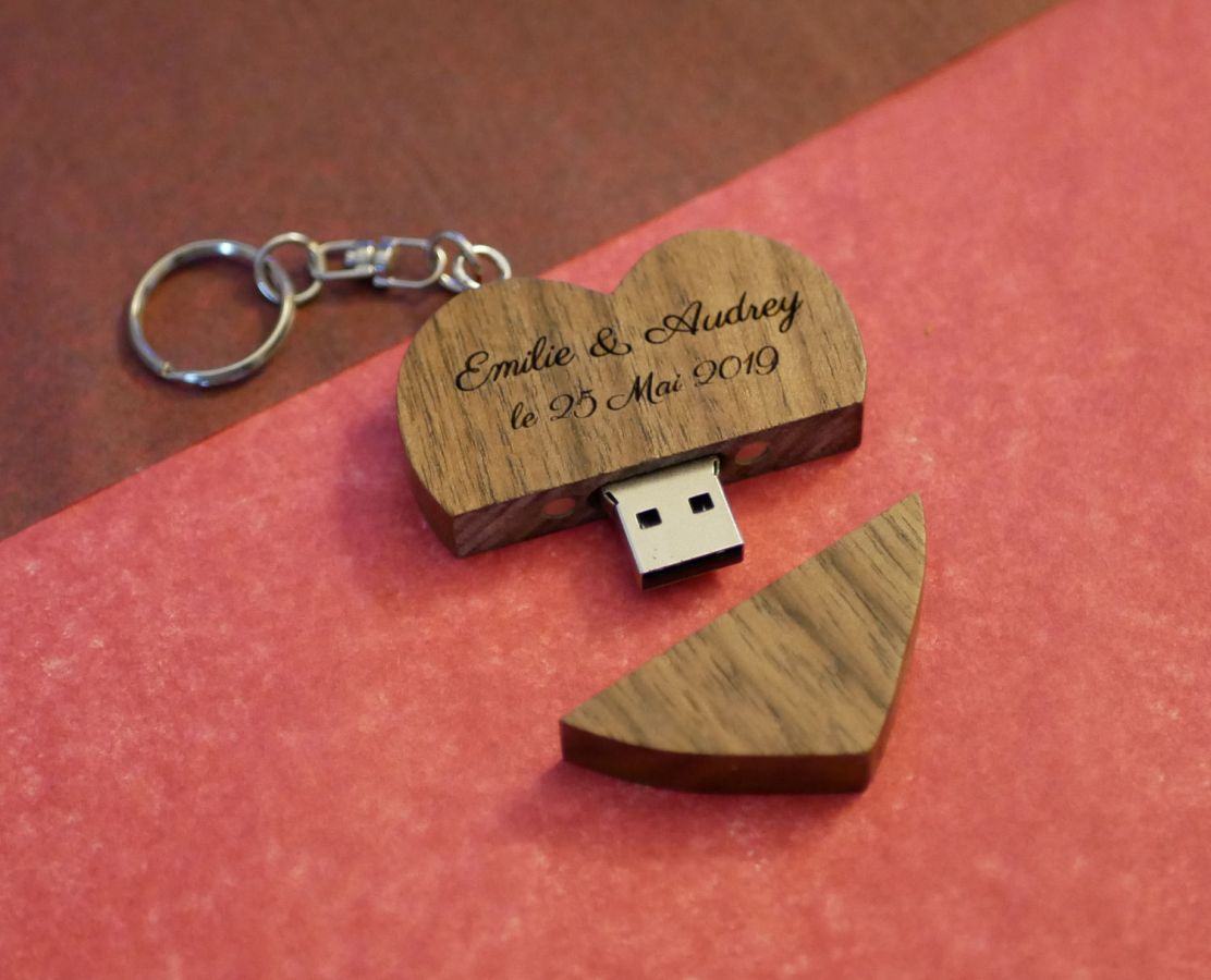 Heart-shaped USB key ring in dark wood to personalize by engraving
