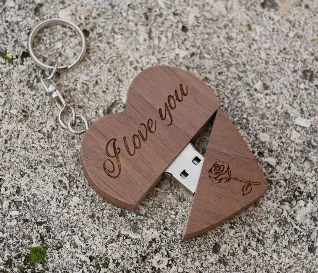 Heart-shaped USB key ring in dark wood to personalize by engraving