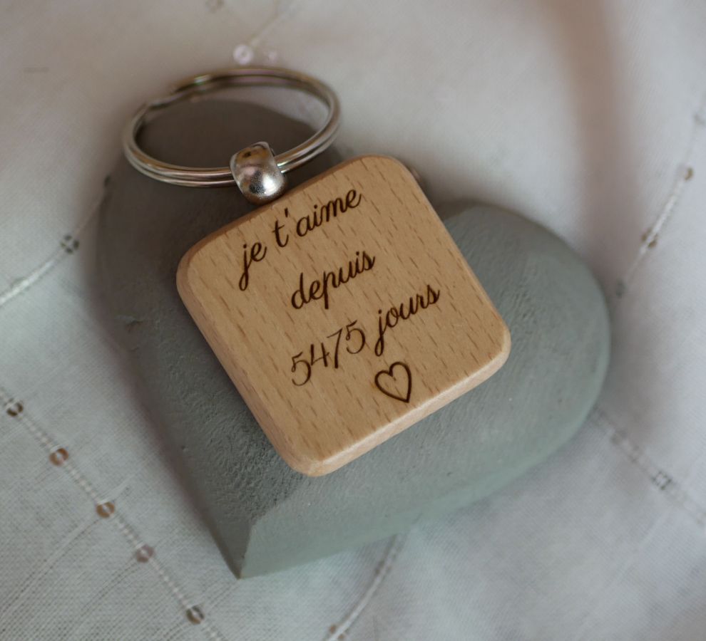 Square wooden key ring to be personalized by engraving