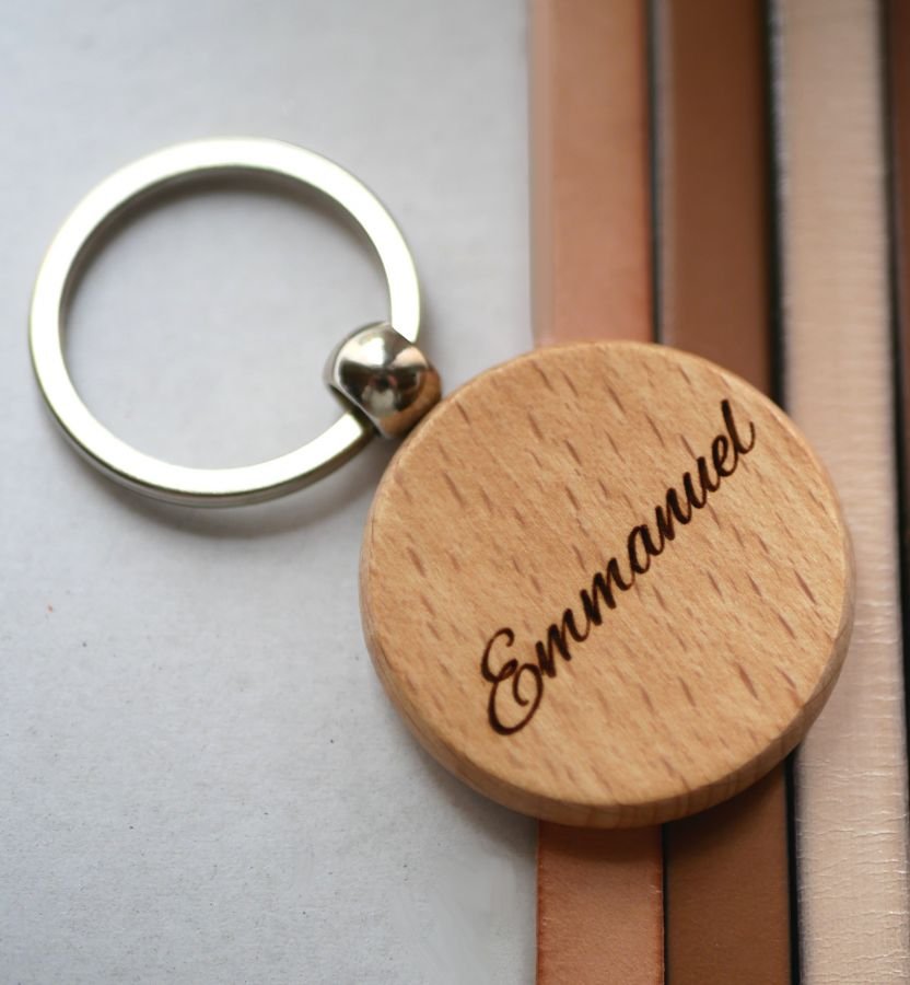 Round wooden key ring to be personalized by engraving