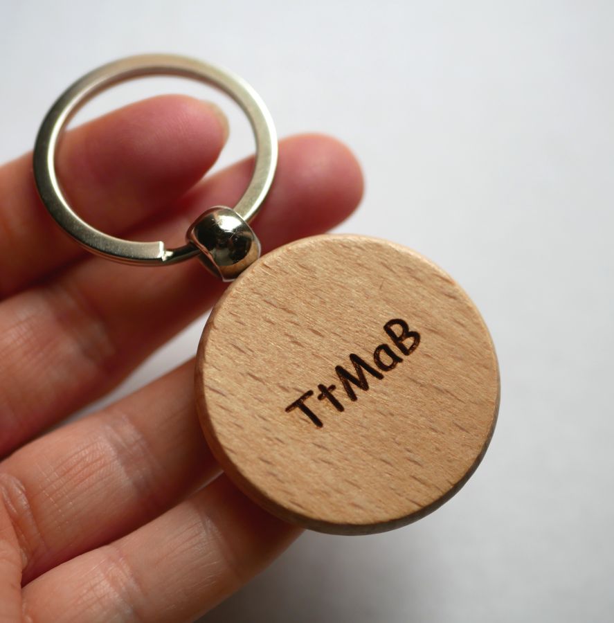 Round wooden key ring to be personalized by engraving