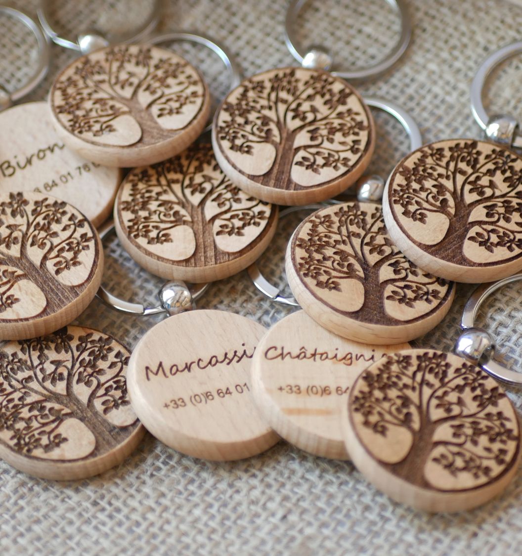 Round wooden key ring to be personalized by engraving