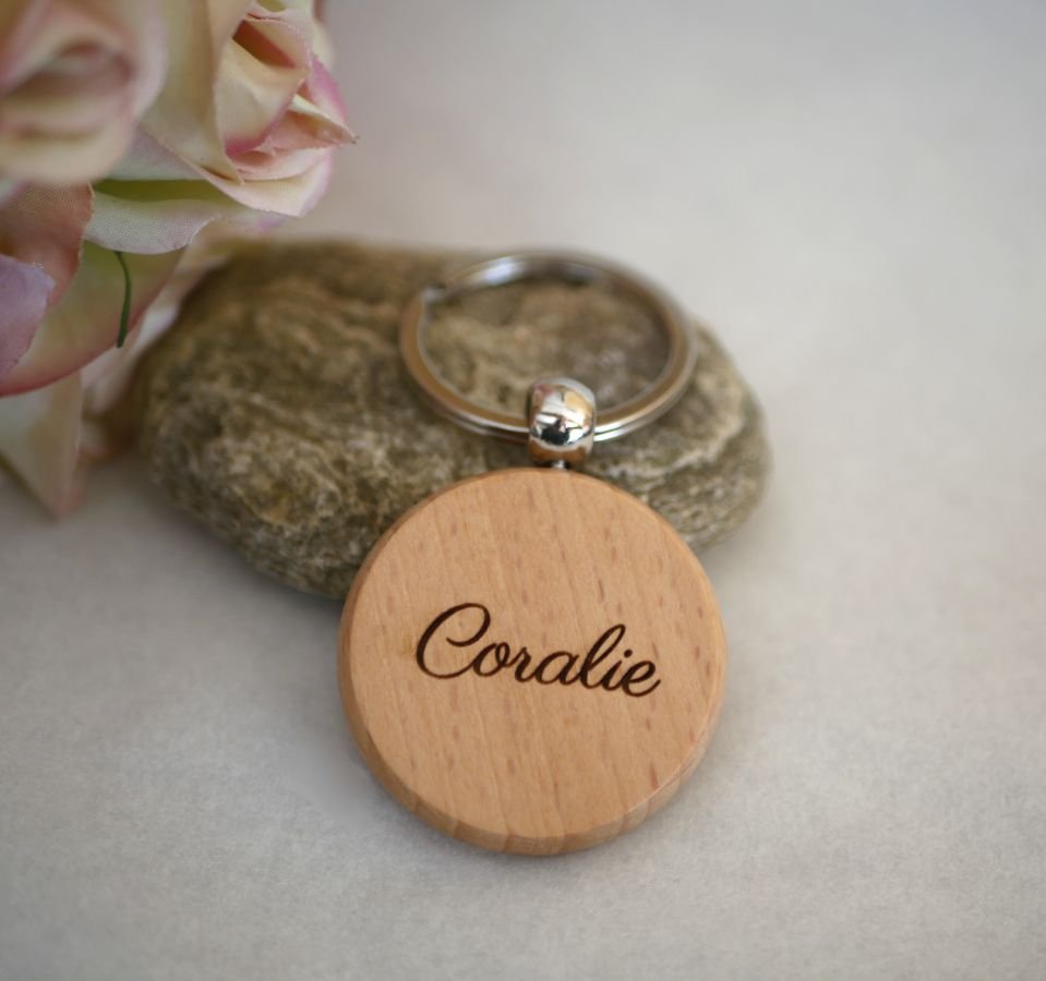 Round wooden key ring to be personalized by engraving