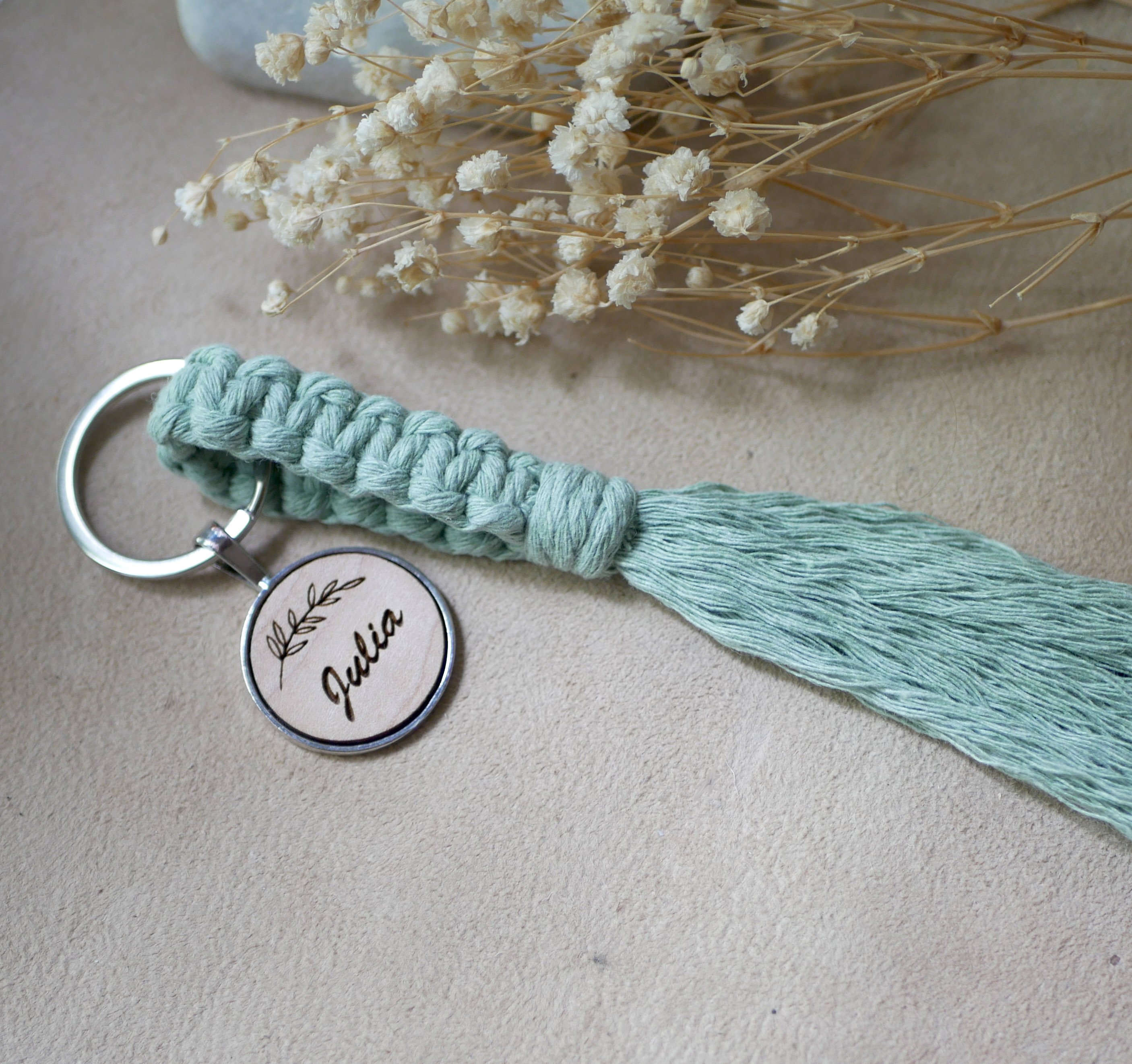 Key ring with personalized wood cabochon and macramé decoration in a choice of colors 