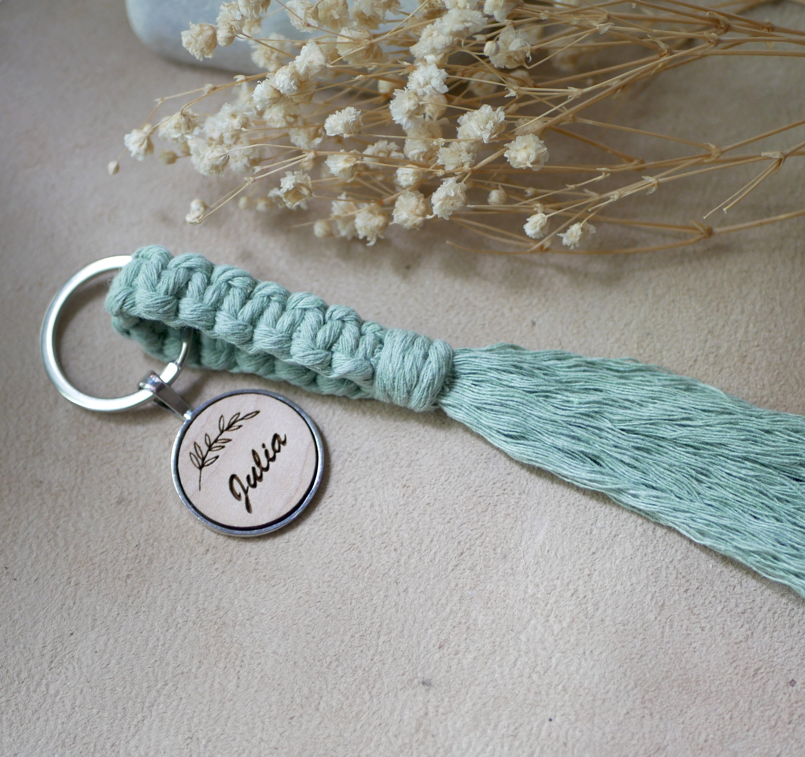 Key ring with personalized wood cabochon and macram&eacute; decoration in a choice of colors 