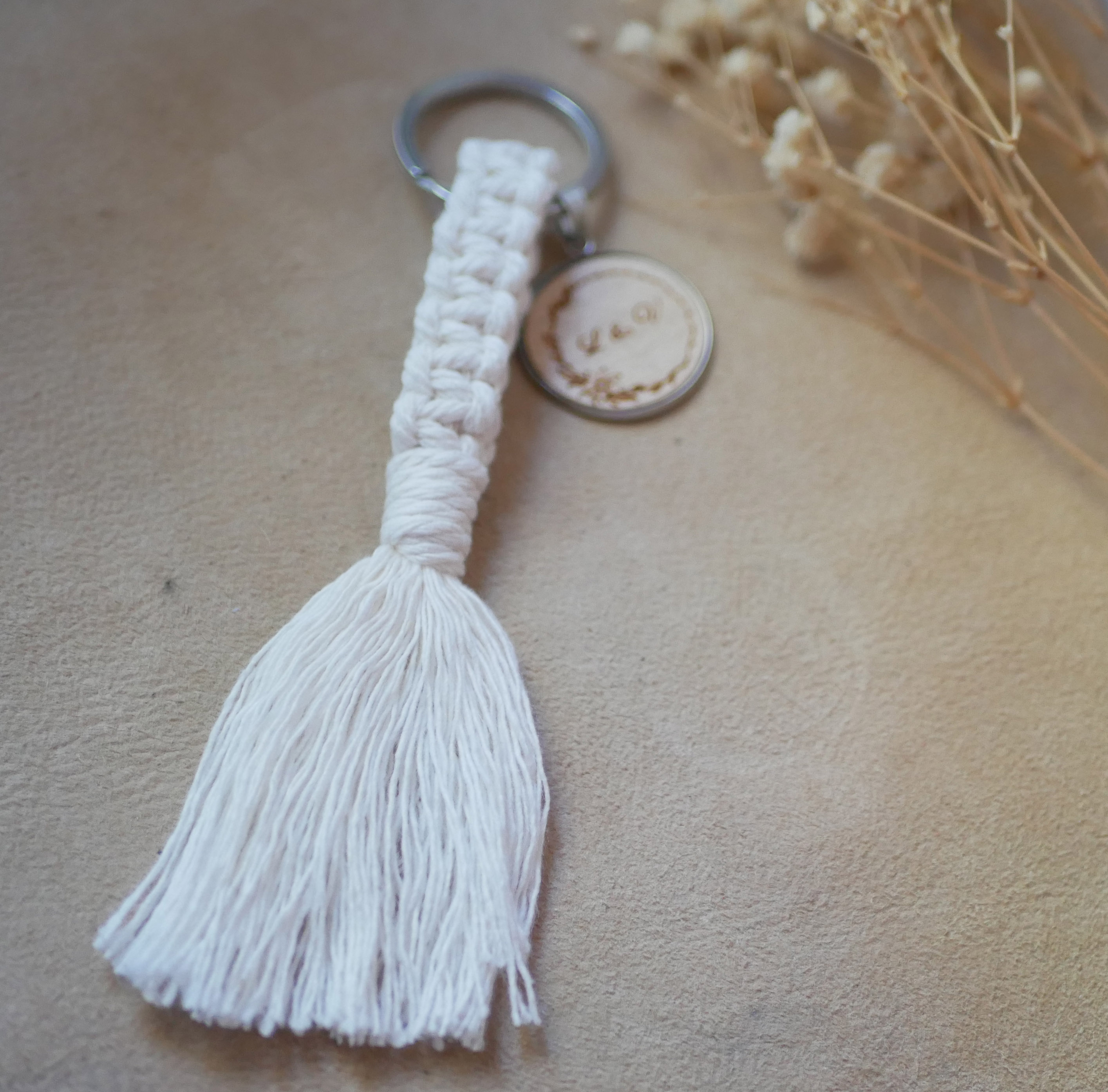 Key ring with personalized wood cabochon and macramé decoration in a choice of colors 