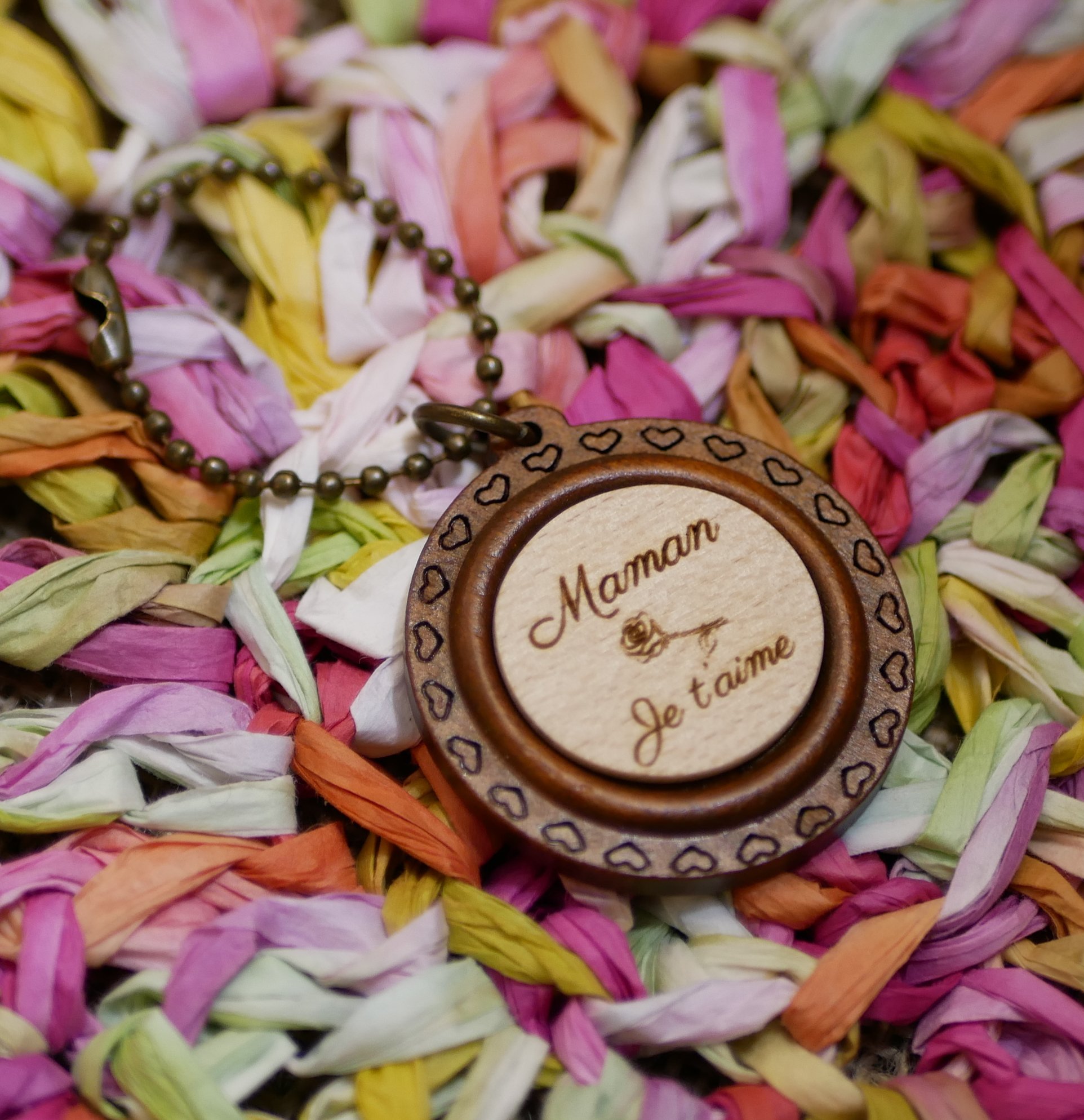 Wooden cabochon key ring on round cherry wood frame to personalize by engraving