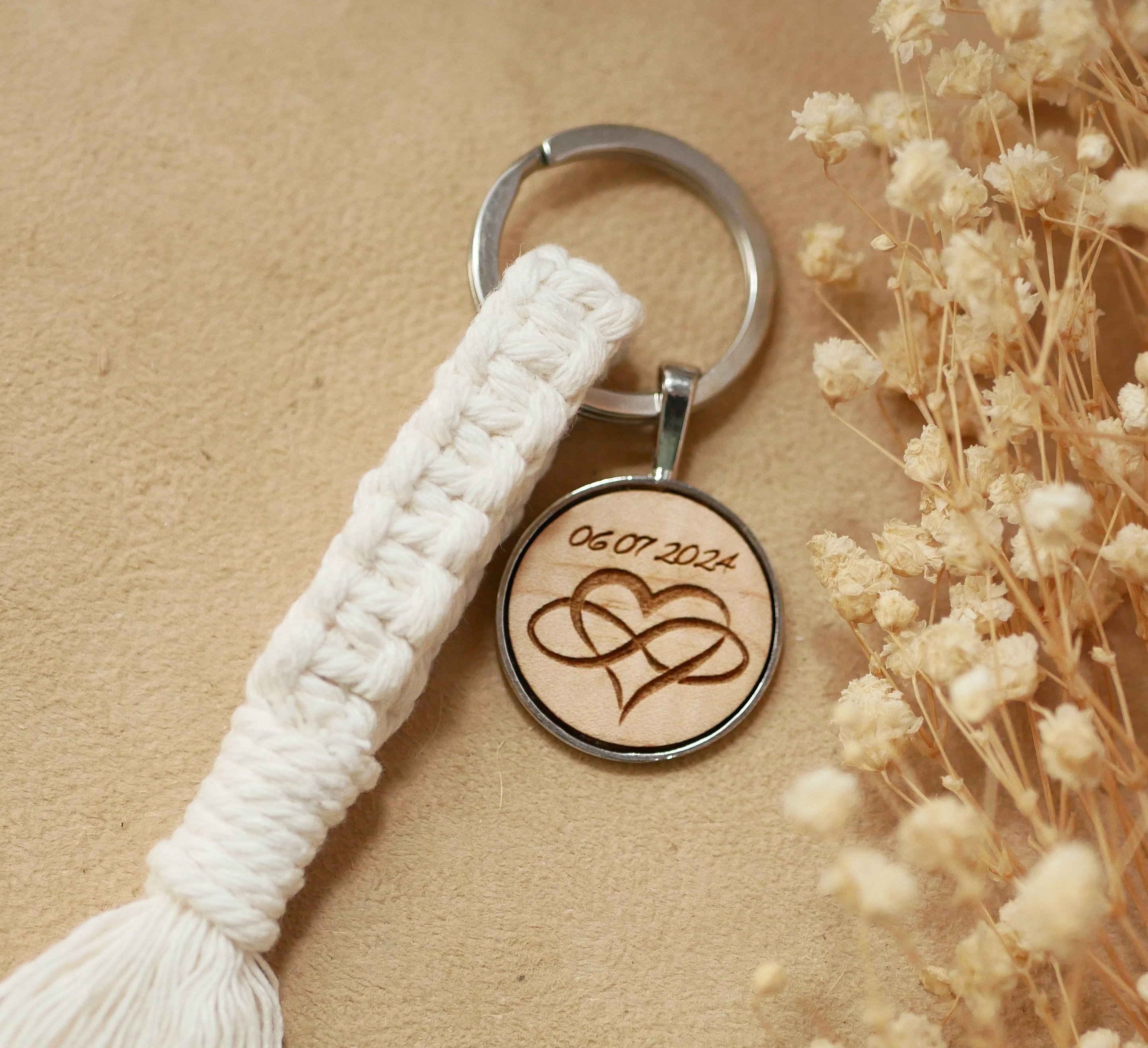 Key ring with personalized wood cabochon and macramé decoration in a choice of colors 