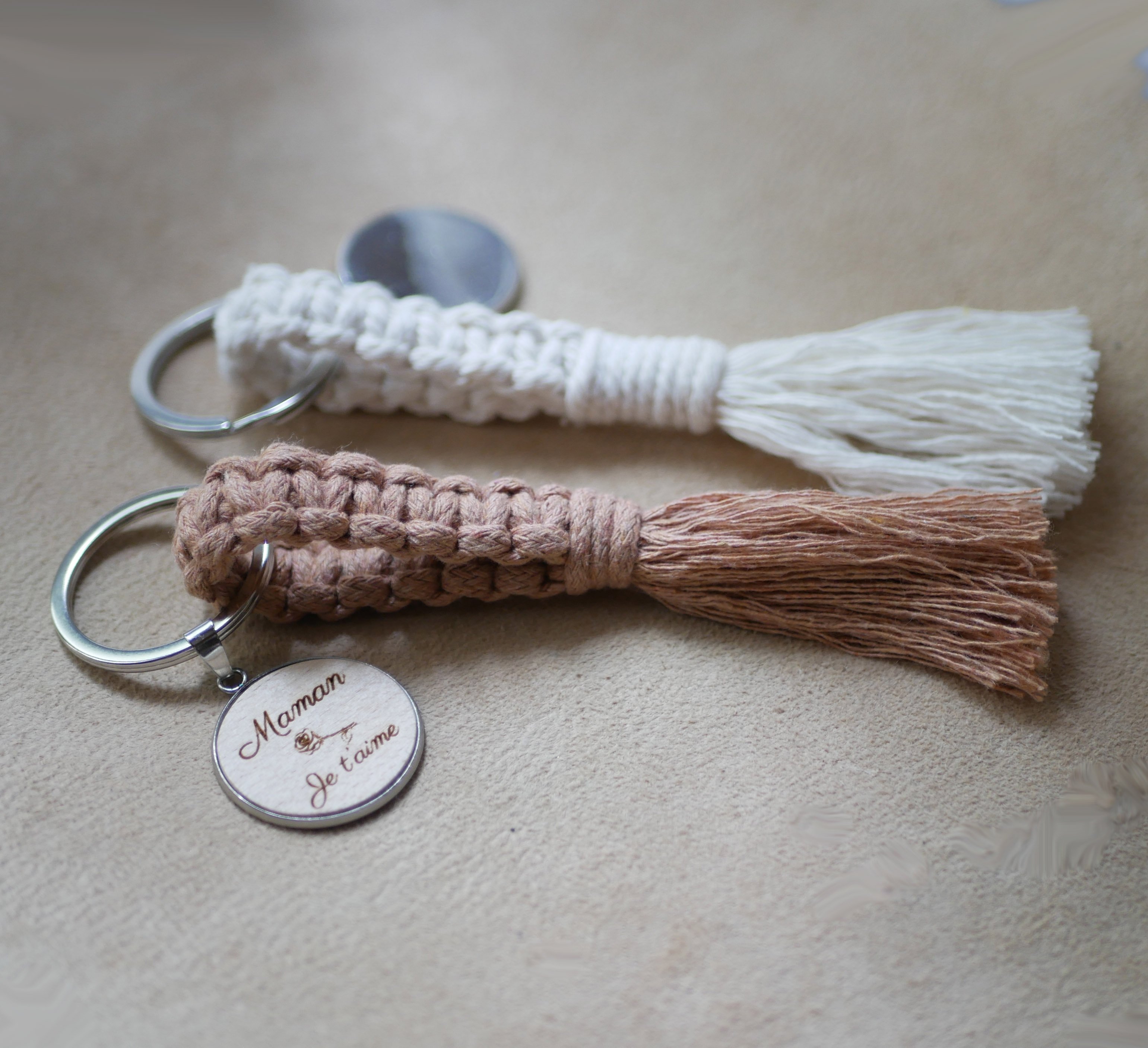 Key ring with personalized wood cabochon and macramé decoration in a choice of colors 