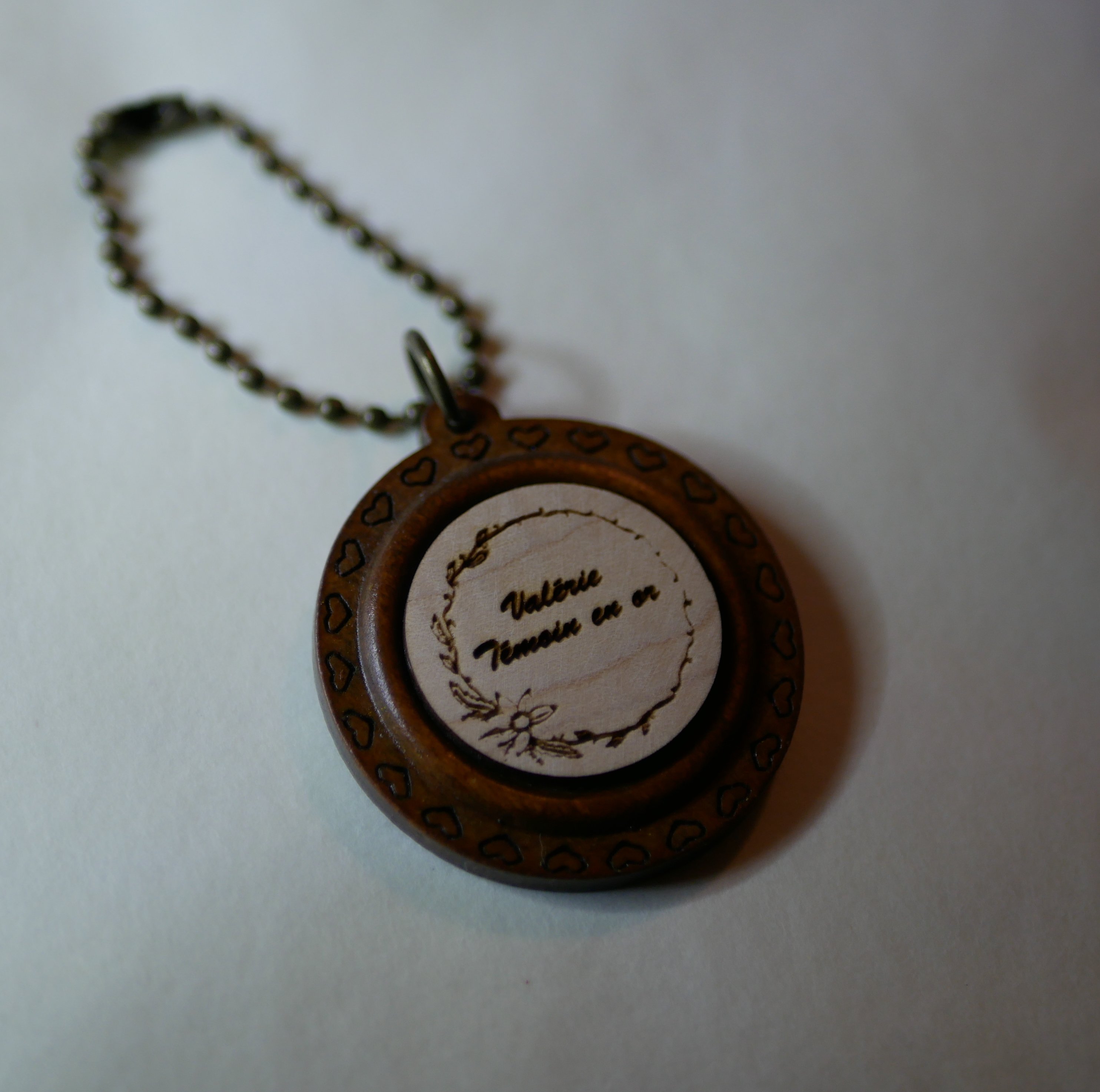 Wooden cabochon key ring on round cherry wood frame to personalize by engraving