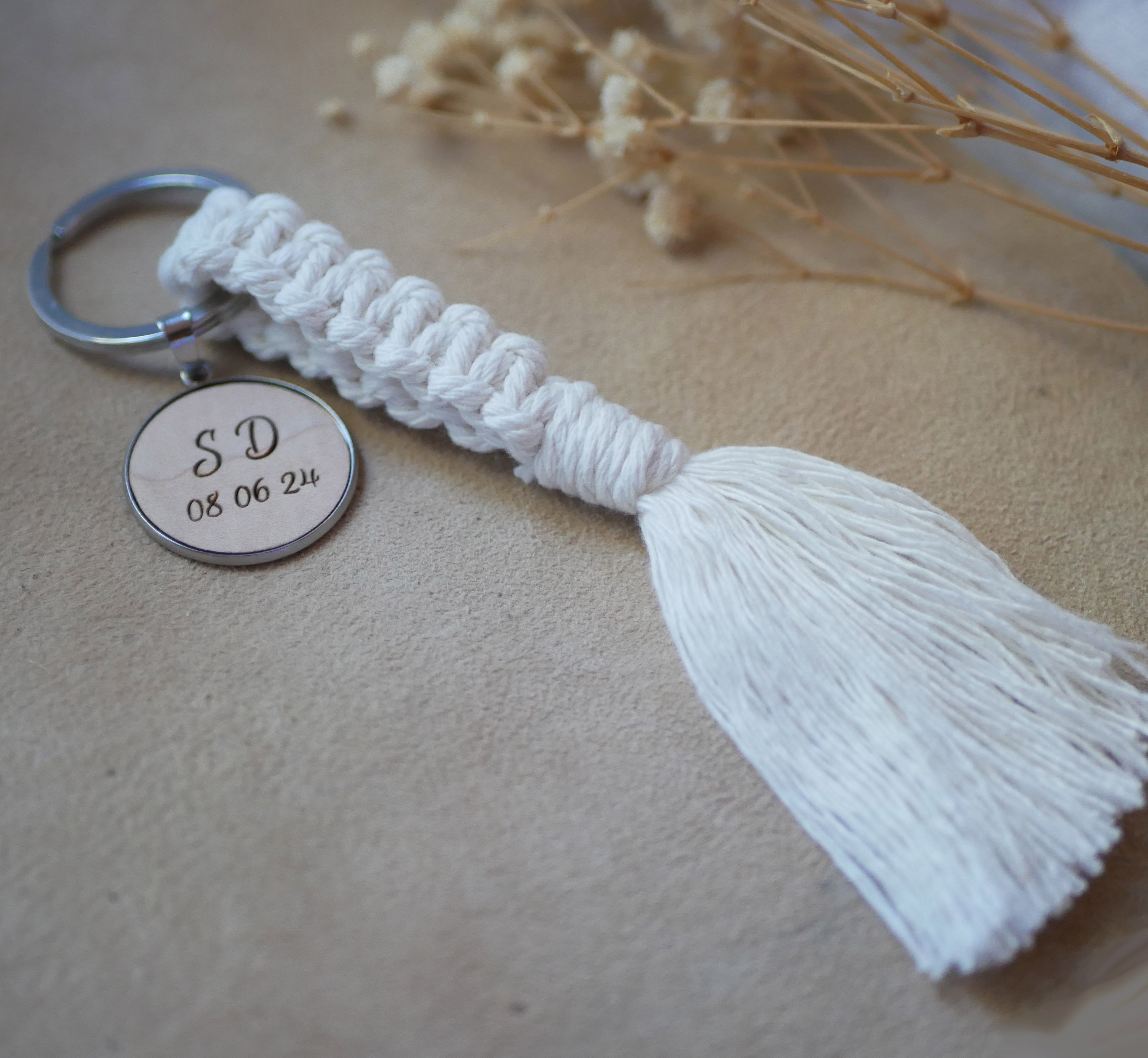 Key ring with personalized wood cabochon and macramé decoration in a choice of colors 