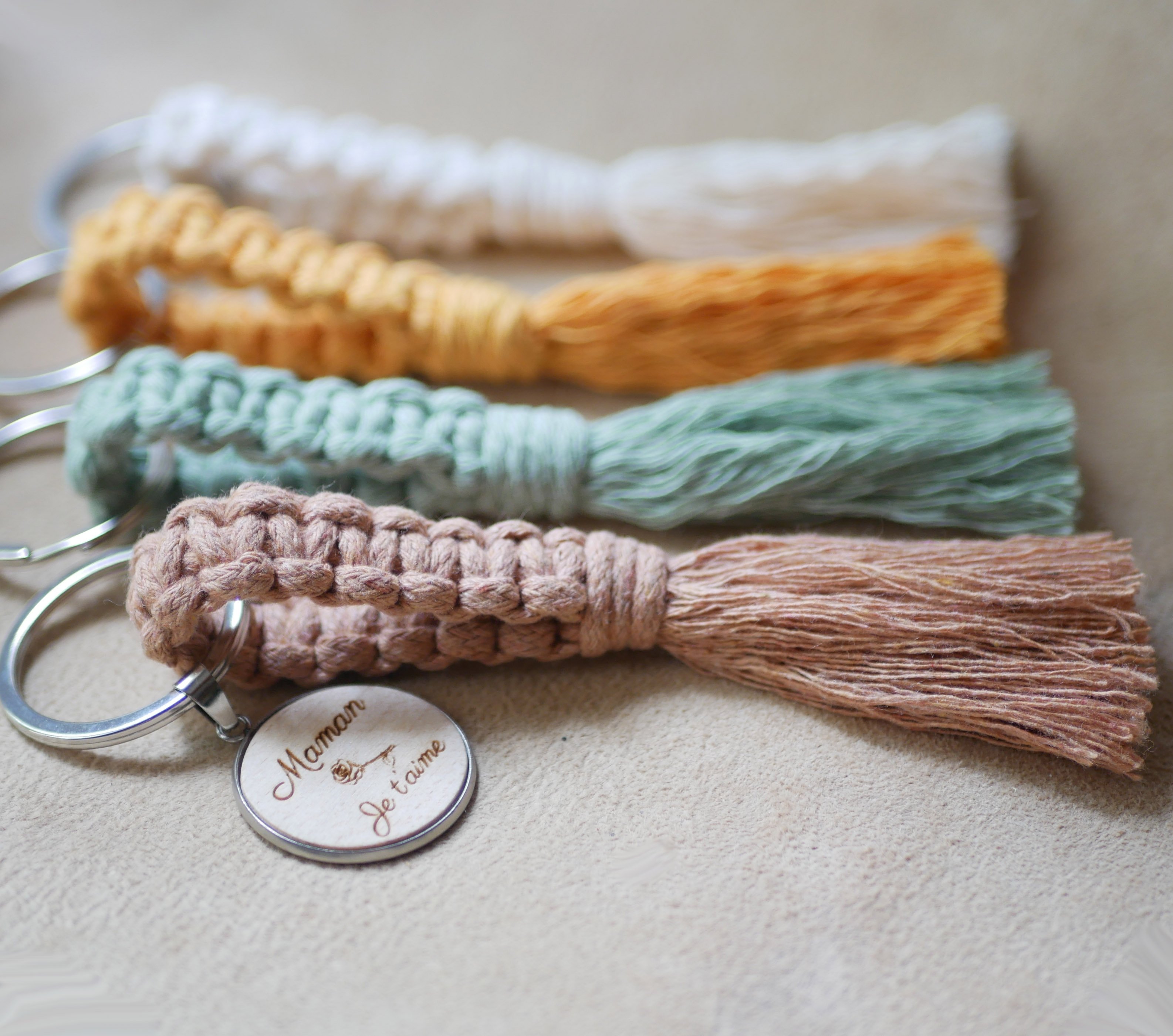 Key ring with personalized wood cabochon and macramé decoration in a choice of colors 