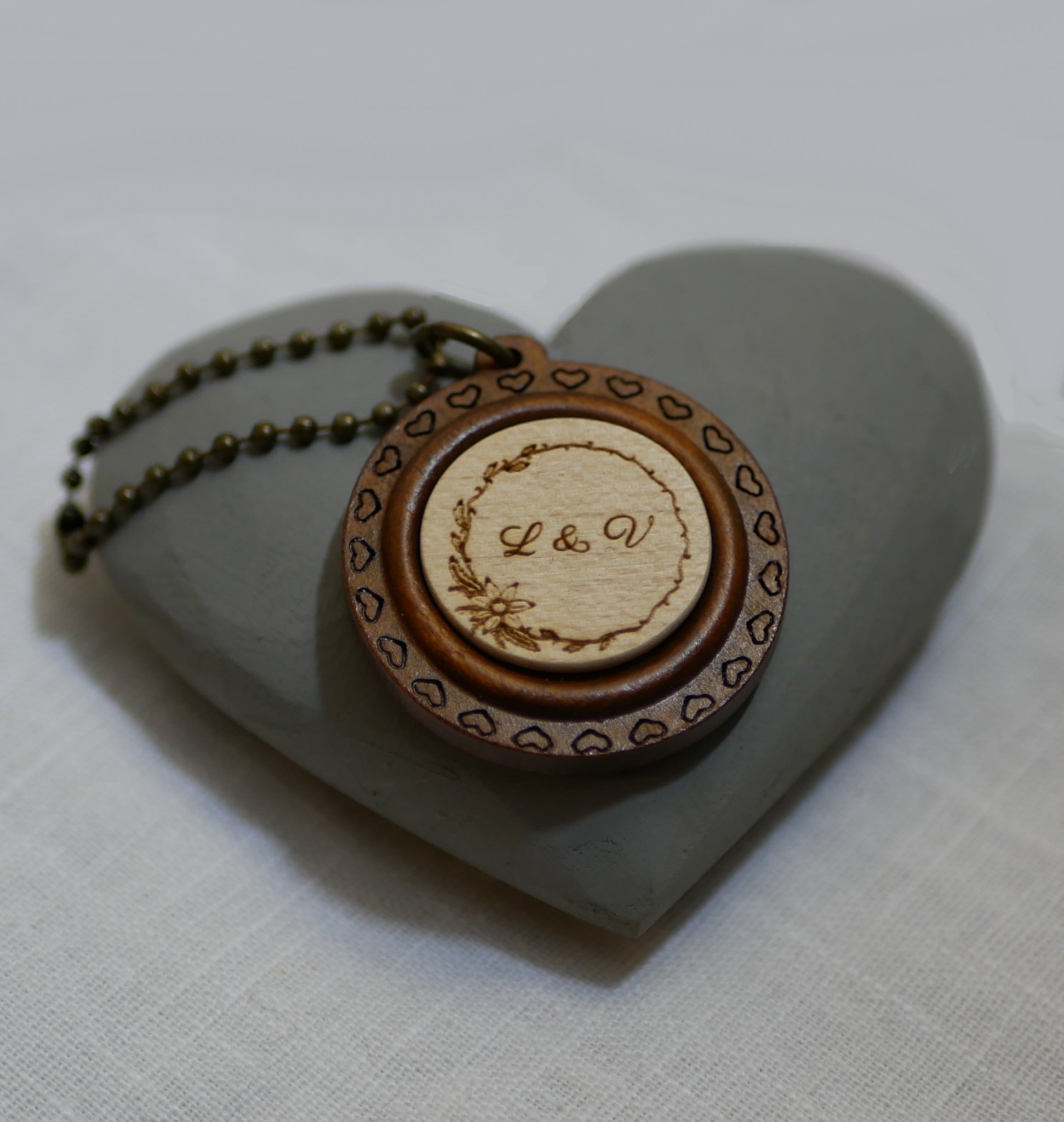 Wooden cabochon key ring on round cherry wood frame to personalize by engraving