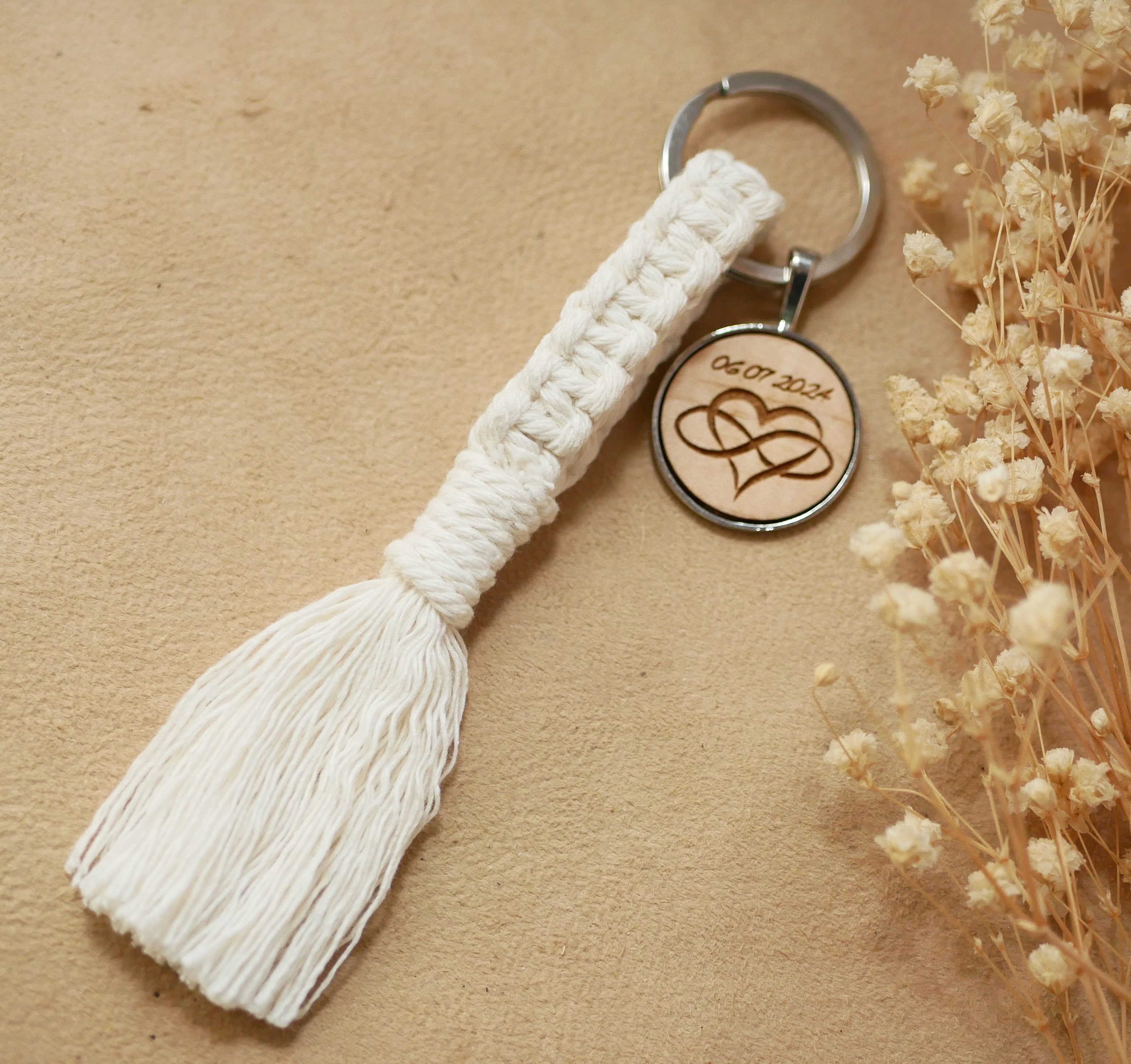 Key ring with personalized wood cabochon and macramé decoration in a choice of colors 