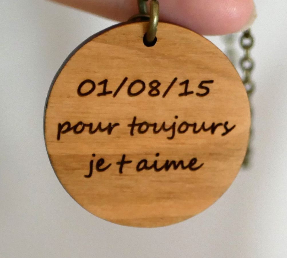 Keychain with pearl and round charm in cherry wood to be personalized by engraving