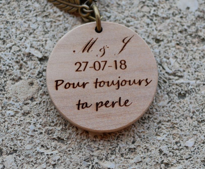 Keychain with pearl and round charm in cherry wood to be personalized by engraving
