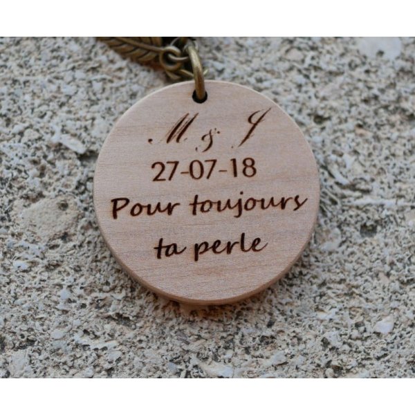 Keychain with pearl and round charm in cherry wood to be personalized by engraving